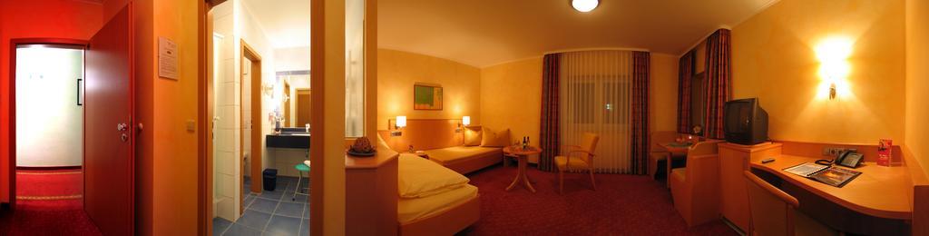 Hotel-Restaurant Froehlich Kaiserslautern Esterno foto