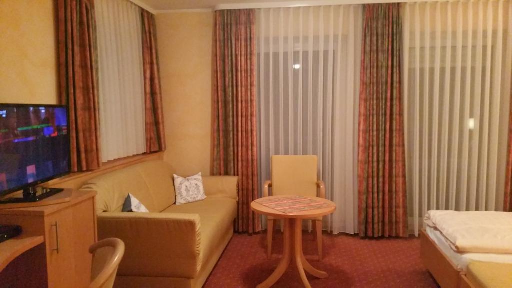 Hotel-Restaurant Froehlich Kaiserslautern Esterno foto