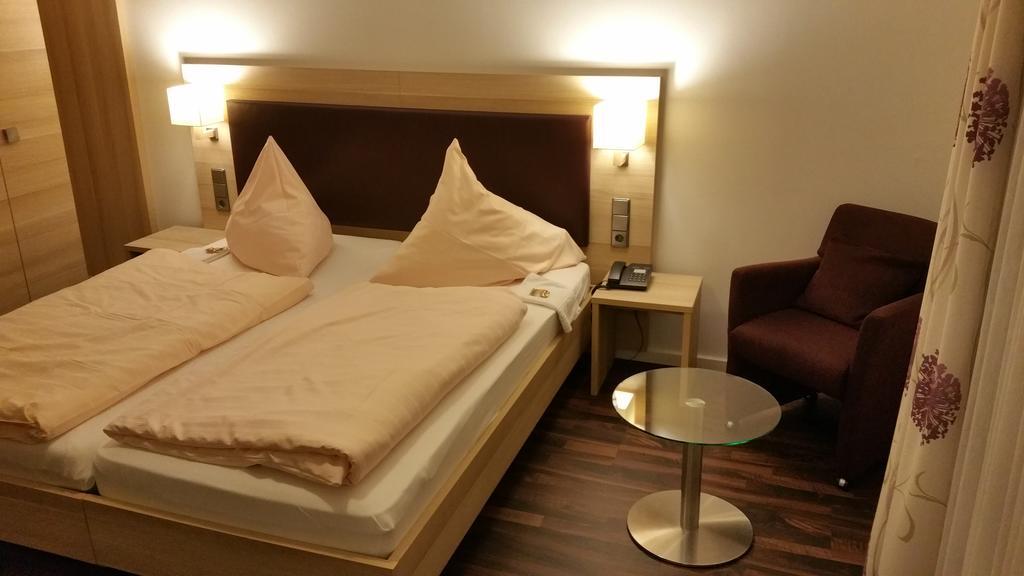 Hotel-Restaurant Froehlich Kaiserslautern Esterno foto