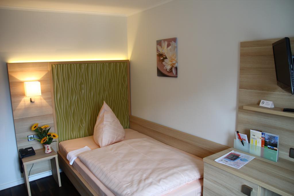 Hotel-Restaurant Froehlich Kaiserslautern Esterno foto